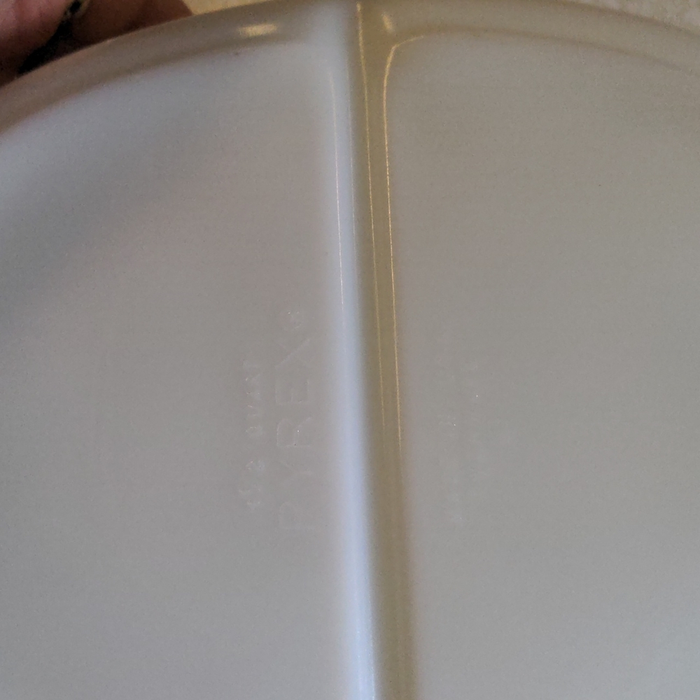 2 Pyrex Casserole - Picture 4 of 7
